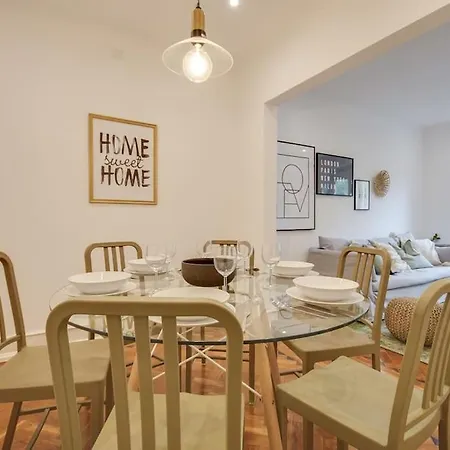 Modern 2 Bedroom In Charming Neighbourhood *