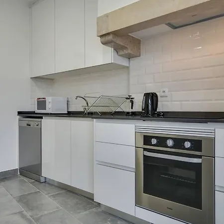 Апартаменты Modern 2 Bedroom In Charming Neighbourhood