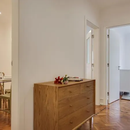 Апартаменты Modern 2 Bedroom In Charming Neighbourhood *