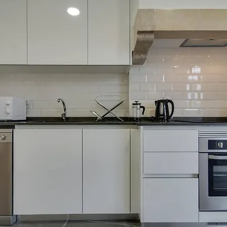 Modern 2 Bedroom In Charming Neighbourhood