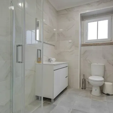 Апартаменты Modern 2 Bedroom In Charming Neighbourhood *