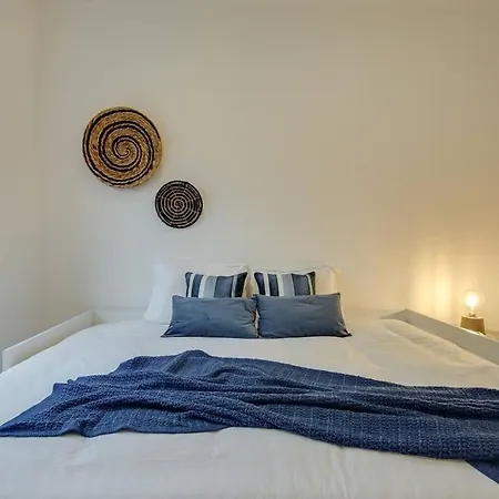 Апартаменты Modern 2 Bedroom In Charming Neighbourhood Лиссабон