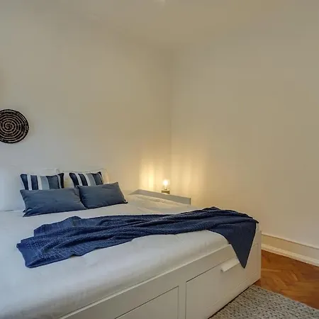 Апартаменты Modern 2 Bedroom In Charming Neighbourhood *