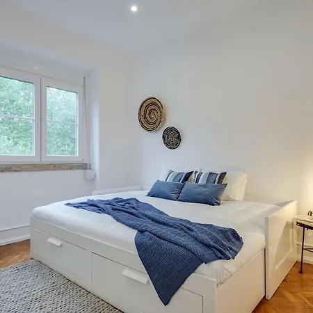 Modern 2 Bedroom In Charming Neighbourhood * Лиссабон