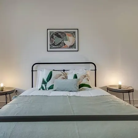 Апартаменты Modern 2 Bedroom In Charming Neighbourhood *